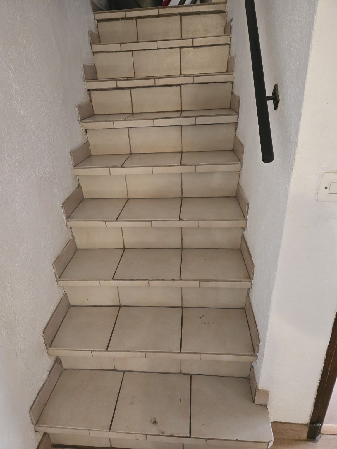 Escalier à nettoyer lors d’une intervention CEL Nettoyage
